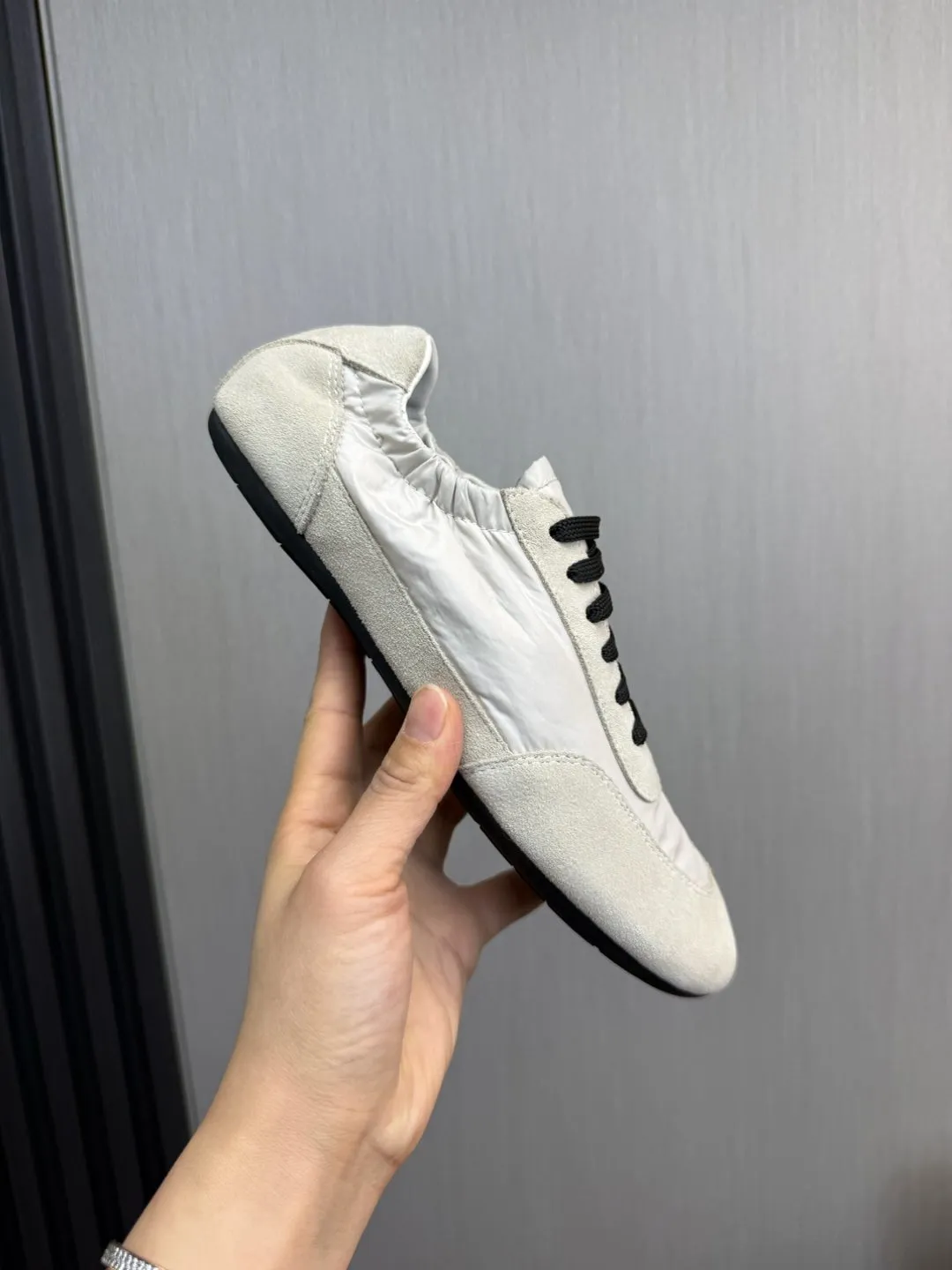 Men's shoes 💰600💰 PRADA 2025 Early Spring Collapse New Couple Style Sports Shoes Moral Training Shoes The name Collapse comes from the fact that it can be easily put on and taken off with bare hands. The light and comfortable features make it more relaxed and casual. The side elastic design can be worn twice! Super comfortable catwalk sneakers, as light and thin as ballet slippers, as comfortable as sneakers, comfortable and super light on the feet. Fabric: nubuck leather spliced ​​with nylon cloth. Silk cowhide foot pads. Size: Women's code 35/40 Men's code 39/45